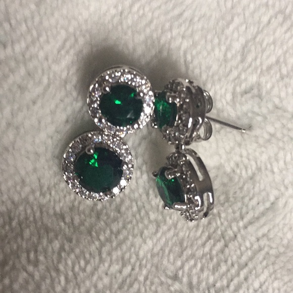Jewelry - 🆕 18 kt white gold plated Cz emerald dangle/drop